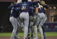 کال رالی در هفتمین پیروزی ۴-۱ مارینرز مقابل پادرس ، هومر را به سر می برد