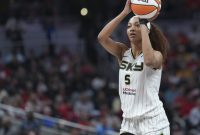 WNBA تحقیق در مورد شعارهای نژادی توسط طرفداران ساخته شده در فرشته ریز در طول بازی ایندیانا